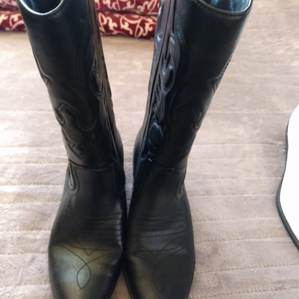 Black cowgirl boots!
